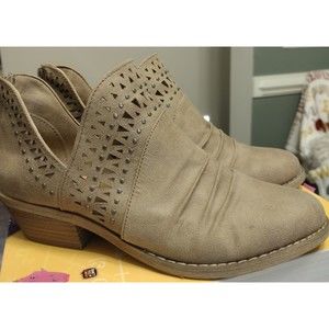 Women's Taupe Darly Ankle Boot size 7.5 by Report Footwear
